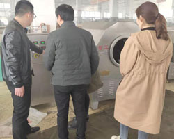 湖北宜昌謝總來許昌智工考察并現(xiàn)場試機(jī)多功能電磁炒貨機(jī) 湖北宜昌謝總來許昌智工考察并現(xiàn)場試機(jī)多功能電磁炒貨機(jī)