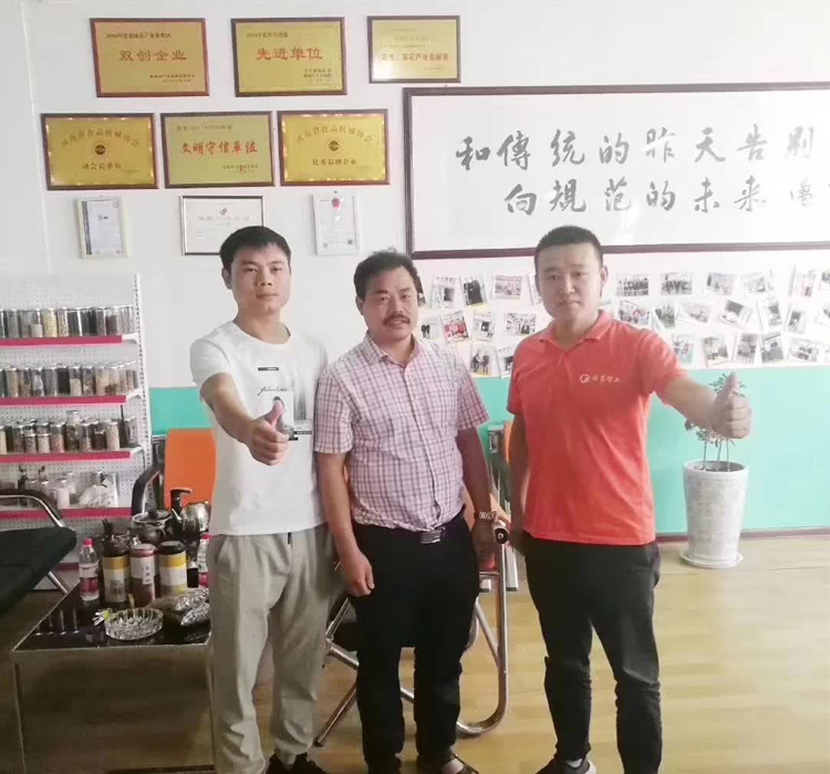 8月26日，浙江客戶來許昌智工試機(jī)后現(xiàn)場訂購全套六米電磁流水線炒貨設(shè)備