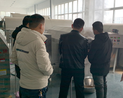 河南商丘客戶來廠試機許昌智工200斤電磁炒芝麻機 河南商丘客戶來廠試機許昌智工200斤電磁炒芝麻機