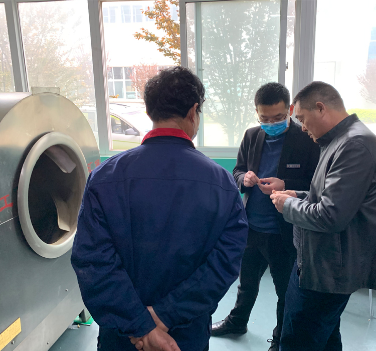 江西客戶自帶200斤花生果來廠考察試機電磁炒貨機炒制花生果 江西客戶自帶200斤花生果來廠考察試機電磁炒貨機炒制花生果