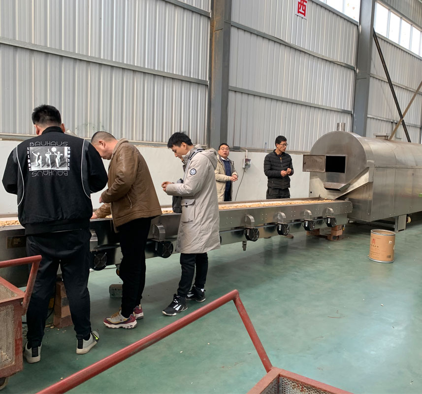 走訪客戶篇:河南新密偉利食品廠使用許昌智工8米電磁流水線炒制花生果 走訪客戶篇:河南新密偉利食品廠使用許昌智工8米電磁流水線炒制花生果