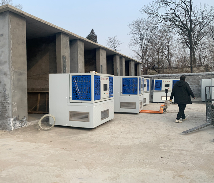 河南駐馬店客戶定制的許昌智工10套空氣能煙炕主機(jī)裝車發(fā)貨，現(xiàn)已安裝到位，準(zhǔn)備調(diào)試中！