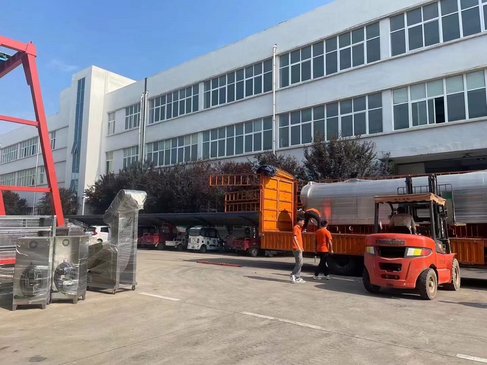 許昌智工八米電磁流水線炒貨設(shè)備專車發(fā)往安徽 許昌智工八米電磁流水線炒貨設(shè)備專車發(fā)往安徽