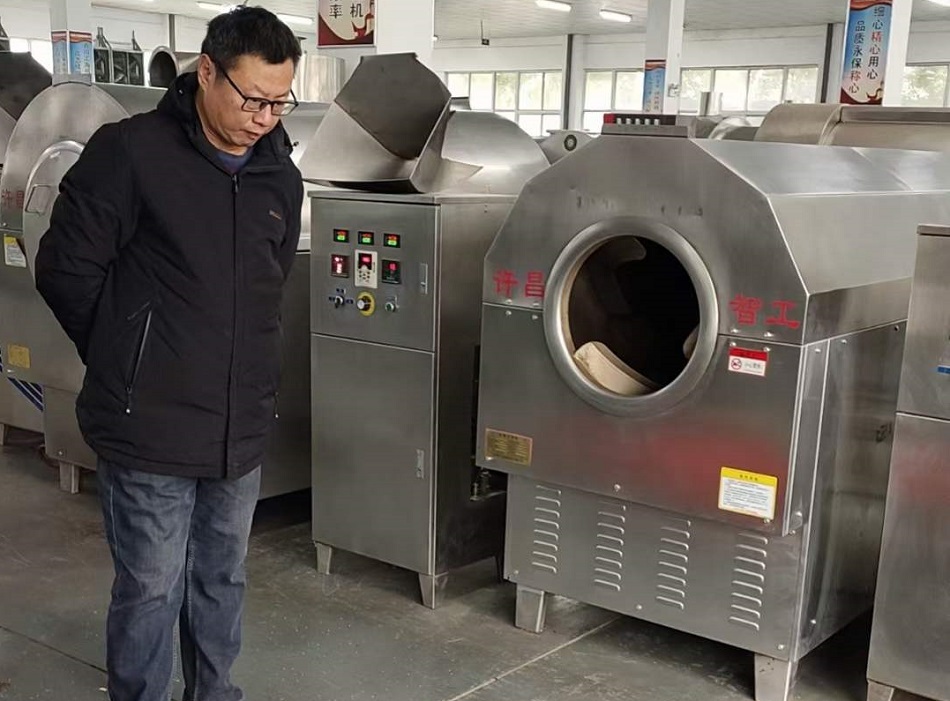 河南安陽(yáng)客戶試機(jī)許昌智工炒貨機(jī)炒制磨油芝麻 河南安陽(yáng)客戶試機(jī)許昌智工炒貨機(jī)炒制磨油芝麻